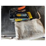 Staple guns and staples