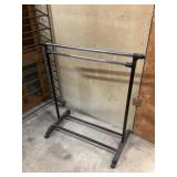 Adjustable clothes rack