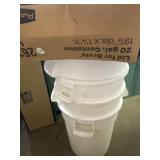 Rubbermaid 20 gallon containers with lids
