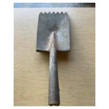 Roofing shovel head