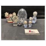 Figurines, paper weight