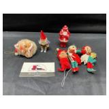Vintage Santaï¿½s and elves