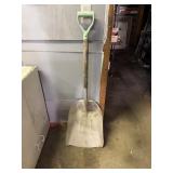Aluminum scoop shovel