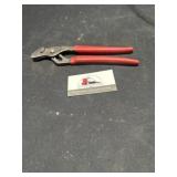 Snap on adjustable pliers