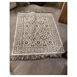 Throw rug approximately 4ï¿½ x 5ï¿½