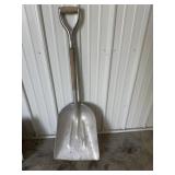Scoop shovel