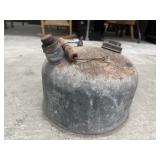 Metal gas can