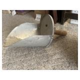 Metal scoop