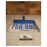 License plate dust pan