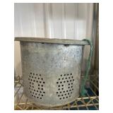 Minnow bucket insert