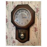 Clock heirloom quartz  Needs battery