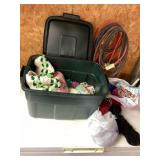 Rubbermaid tote with lid and yarn