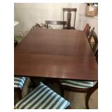 Dining room table with 5 leafs and table pad