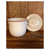 Enamel pot with plastic lid