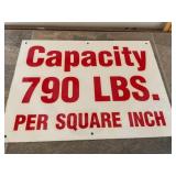 Metal capacity sign