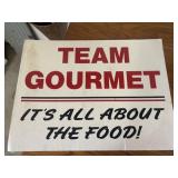 Team gourmet Correoplast sign