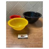 Vintage nesting mixing bowls