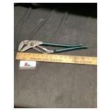 Channel lock pliers