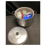 Stock pot with resealable bowls inside