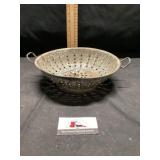 Enamel strainer