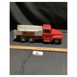 L Buddy repair it service metal truck