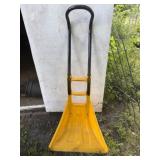 Snow scooper