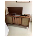 Sylvania stereo record player works as it should