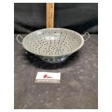 Enamel strainer