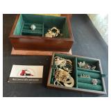 Jewelry box and jewelry