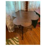 Clover leaf table