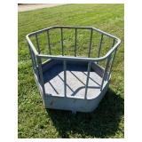 Small livestock hay feeder