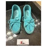 Minnetonka size 8.5 moccasins