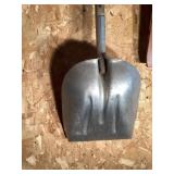 Scoop shovel