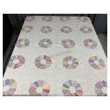 Dresden Plate Quilt with Scalloped Edge