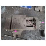 machinists' vise, a tool designed to securely hold workpieces during drilling, milling, or other machining operations.