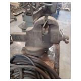 1 large bench vise