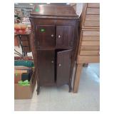 lot contains a  vintage Victor Victrola phonograph (often referred to as a 'talking machine'). These iconic record players, produced by the Victor Talking Machine Company primarily in the early 20th c