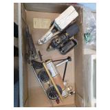 Flat of misc metal vintage decor.