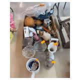 Flat of decor, figures and vases