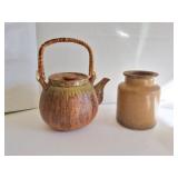 CROCK- AND POTTERY TEA POT