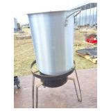 TURKEY FRYER WITH LARGE KETTLE