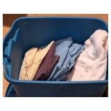 RUBBERMAID TOTE WITH LID- TIWELS AND LINENS