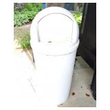 RUBBERMAID GARBAGE CAN