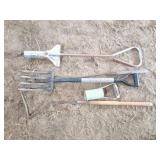 GARDEN FORK- CUTTER AND 2 PLANTERS