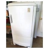 FRIGIDAIRE VINTAGE REFRIGERATOR- CLEAN AND WORLS