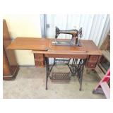 SINGER SEWING MACHINE IN CABINET- G6421258