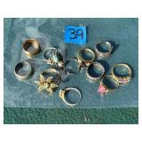 Lot of mixed rings, some silver