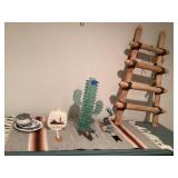 Lot of miscellaneous household decorations