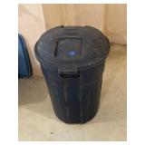 Large plastic trash can w/ lid