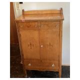 Vintage wooden dresser/cabinet
